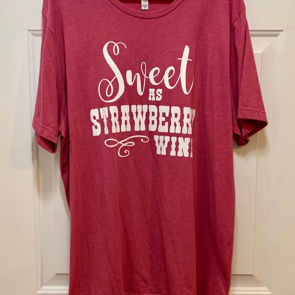• Women’s Graphic T-Shirt